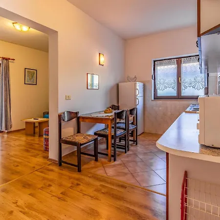 Lovely In With Kitchen Пула