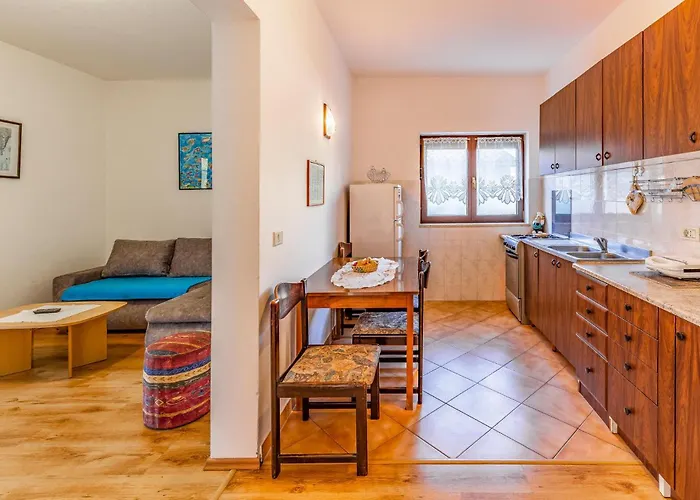 Apartman Lovely In With Kitchen