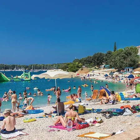 Appartement Lovely In With Kitchen Pula