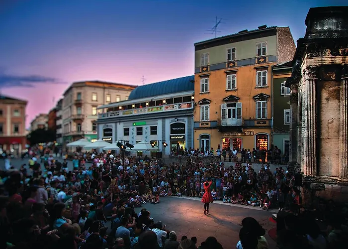 Lovely In With Kitchen Apartment *