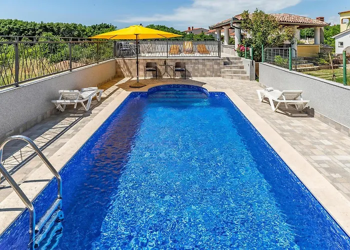 Lovely In With Kitchen Pula