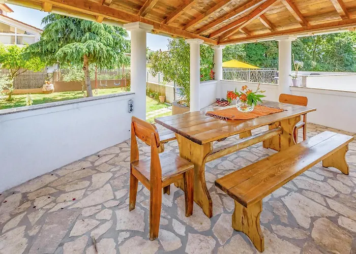 Lovely In With Kitchen Apartment Pula