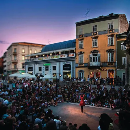 Lovely In With Kitchen شقة *