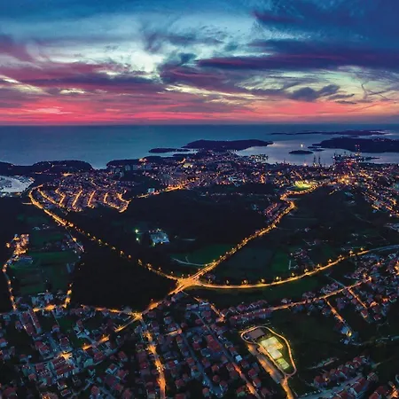 Lovely In With Kitchen * بولا