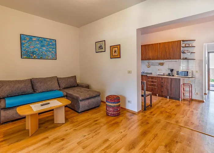 Apartman Lovely In With Kitchen